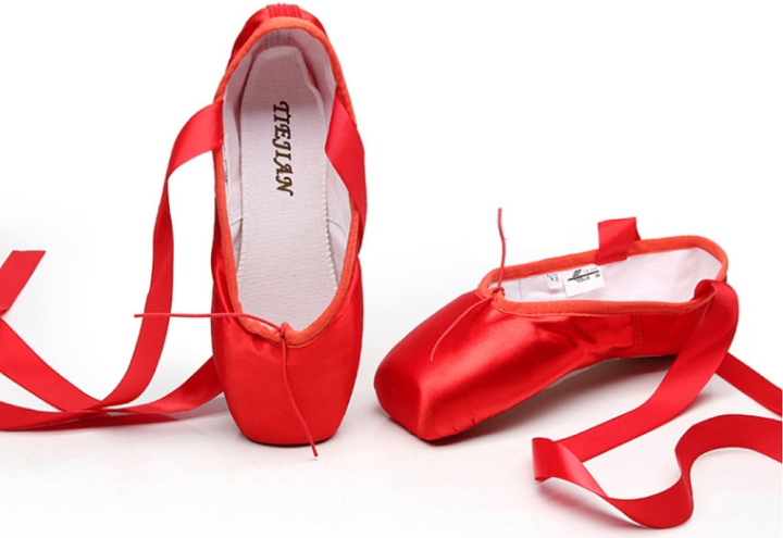 Chaussons de danse Classique / Pointes en satin semelle souple couleur rouge vendus avec rubans et coussins - Dance Store