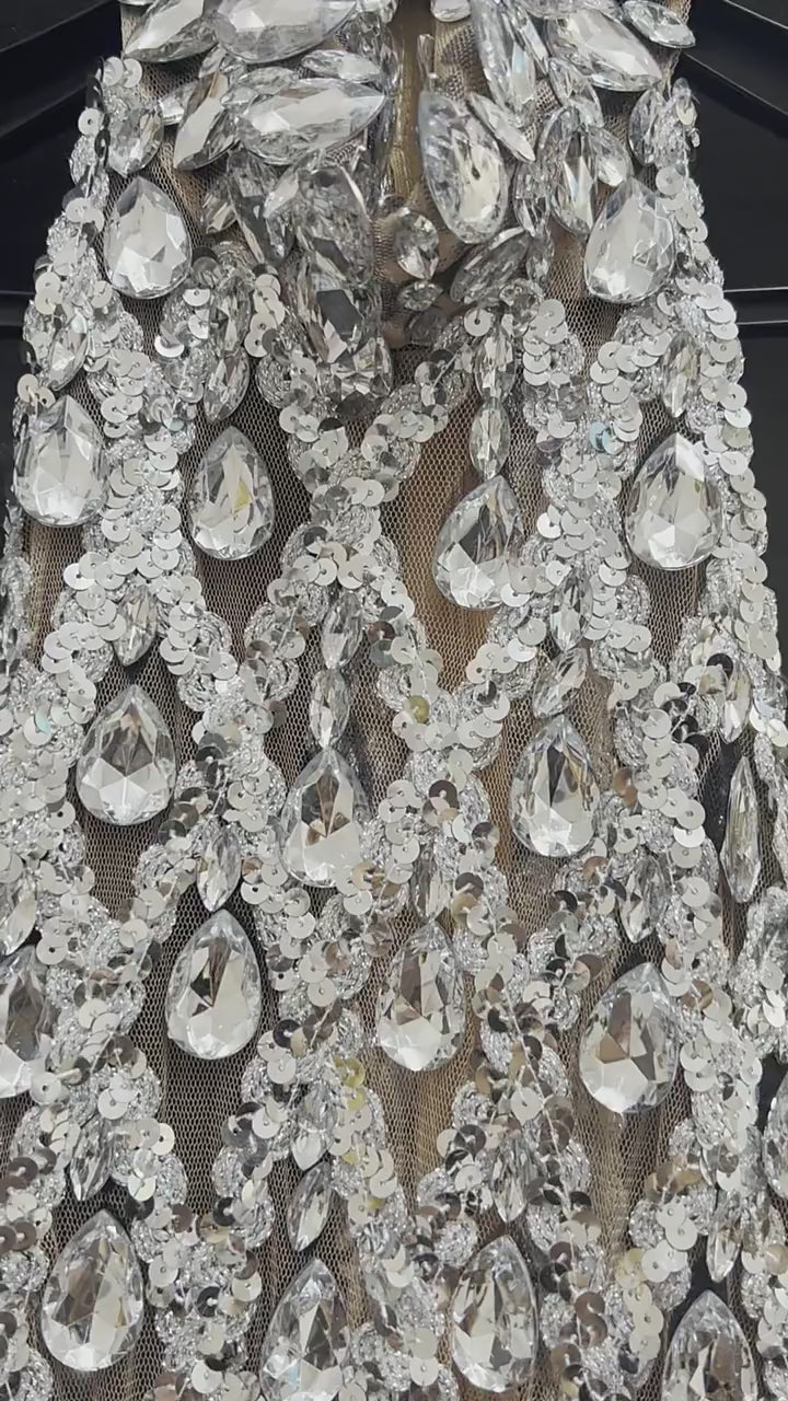 Robe longue sans manches col haut avec paillettes et strass