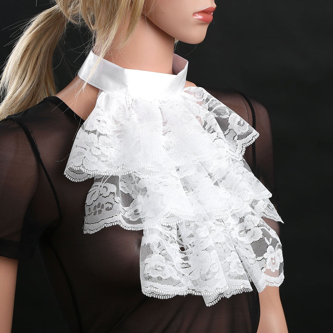 Jabot en dentelle coloris blanc ou noir