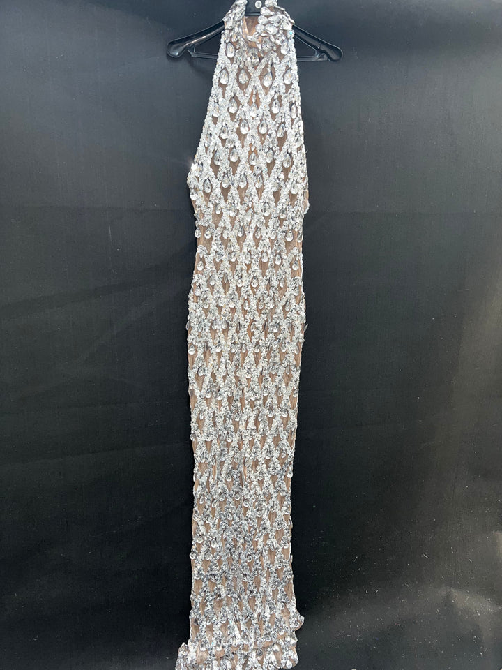 Robe longue sans manches col haut avec paillettes et strass