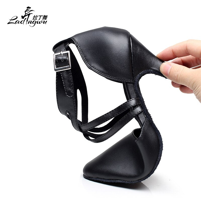 Chaussures de danse fermées en cuir coloris noir ou rouge - Talons de 5 à 8.3cm